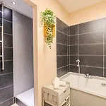 Apartment 2 Bedroom With Balconies & Private Parking La Madeleine (Nord)