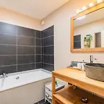 2 Bedroom With Balconies & Private Parking Apartment La Madeleine (Nord)