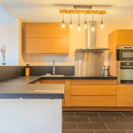 2 Bedroom With Balconies & Private Parking شقة