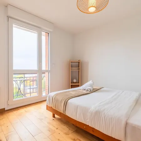 2 Bedroom With Balconies & Private Parking * La Madeleine (Nord)