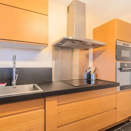 2 Bedroom With Balconies & Private Parking * 라 마들렌