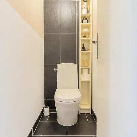 2 Bedroom With Balconies & Private Parking شقة *