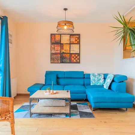 2 Bedroom With Balconies & Private Parking *