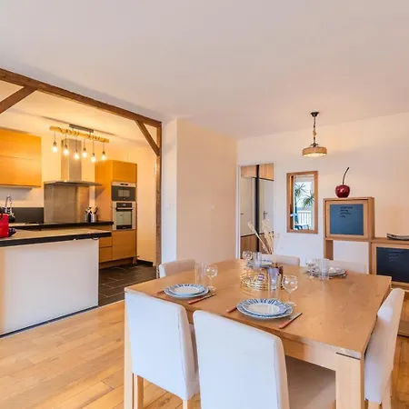 2 Bedroom With Balconies & Private Parking *