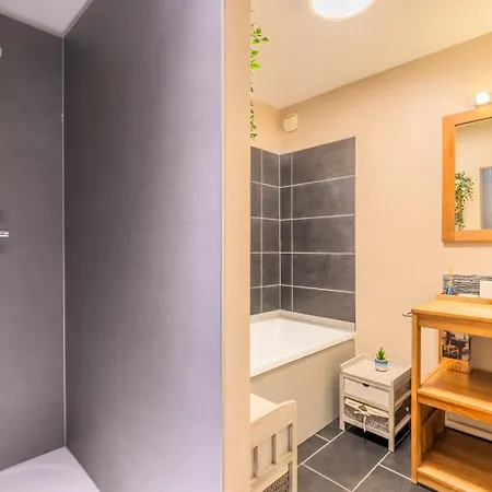 아파트 2 Bedroom With Balconies & Private Parking