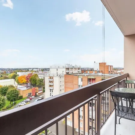 2 Bedroom With Balconies & Private Parking Apartment La Madeleine (Nord)