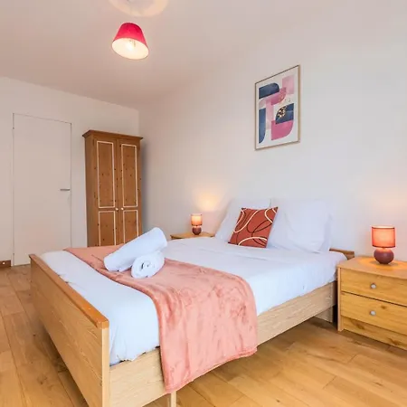 2 Bedroom With Balconies & Private Parking Apartment *