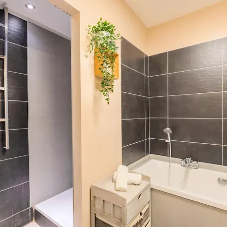 아파트 2 Bedroom With Balconies & Private Parking 라 마들렌