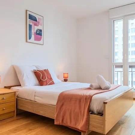 2 Bedroom With Balconies & Private Parking Apartment La Madeleine (Nord)