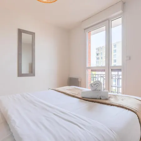2 Bedroom With Balconies & Private Parking 라 마들렌
